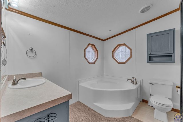 4853 Cheyenne Ln, Mclouth, KS 66054