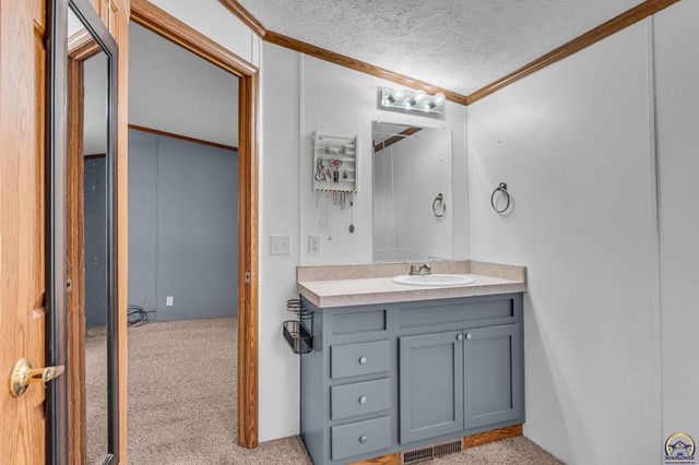 4853 Cheyenne Ln, Mclouth, KS 66054