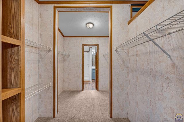 4853 Cheyenne Ln, Mclouth, KS 66054