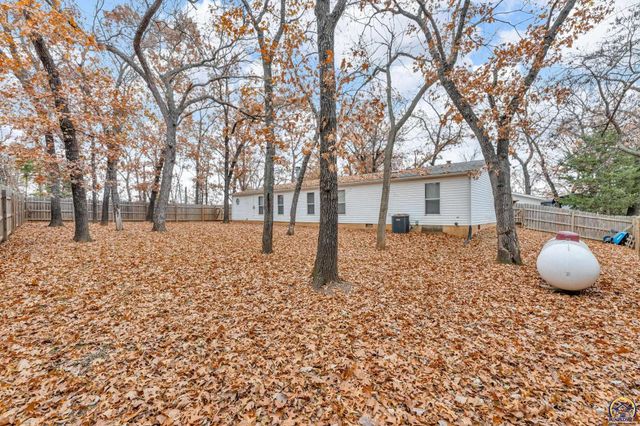 4853 Cheyenne Ln, Mclouth, KS 66054