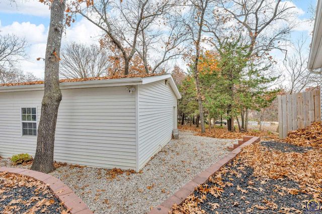 4853 Cheyenne Ln, Mclouth, KS 66054