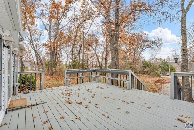 4853 Cheyenne Ln, Mclouth, KS 66054