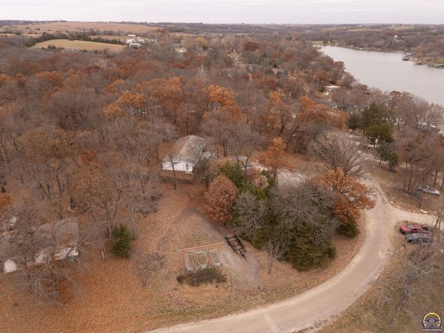 4853 Cheyenne Ln, Mclouth, KS 66054