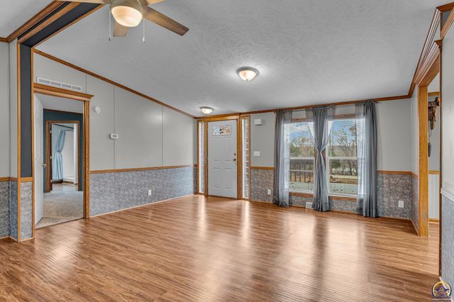 4853 Cheyenne Ln, Mclouth, KS 66054