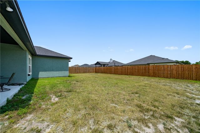 100 Meadowbrook Dr, Odem, TX 78370