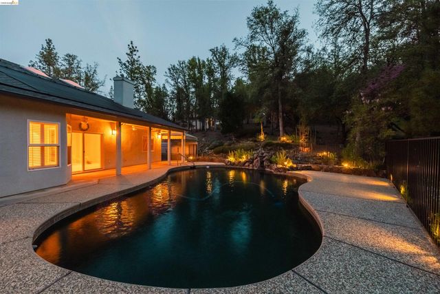 19035 Apple Valley Dr, Sonora, CA 95370