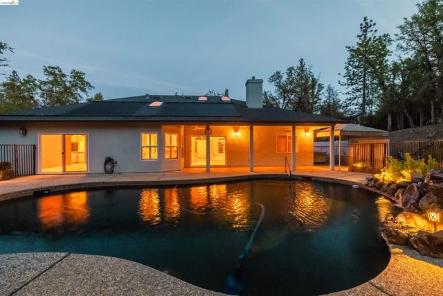 19035 Apple Valley Dr, Sonora, CA 95370