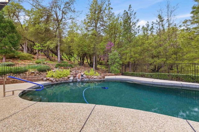 19035 Apple Valley Dr, Sonora, CA 95370