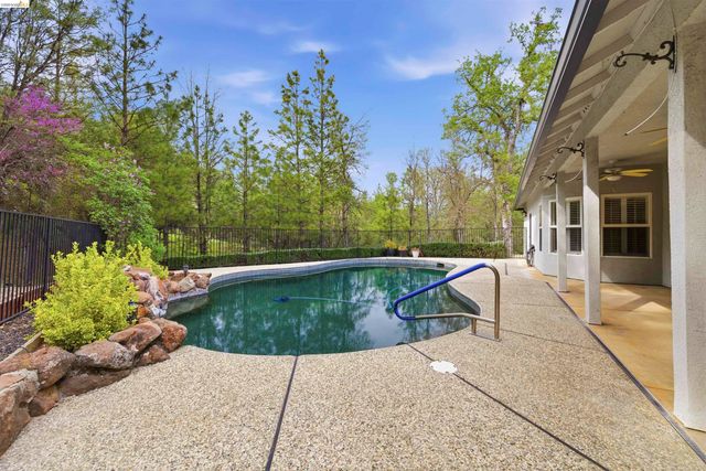 19035 Apple Valley Dr, Sonora, CA 95370