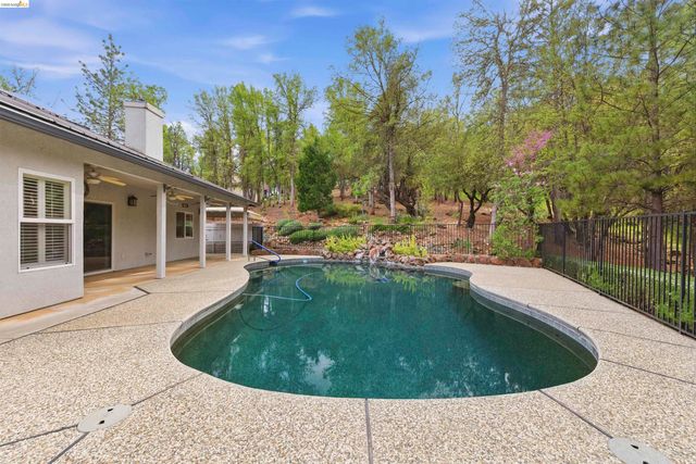 19035 Apple Valley Dr, Sonora, CA 95370