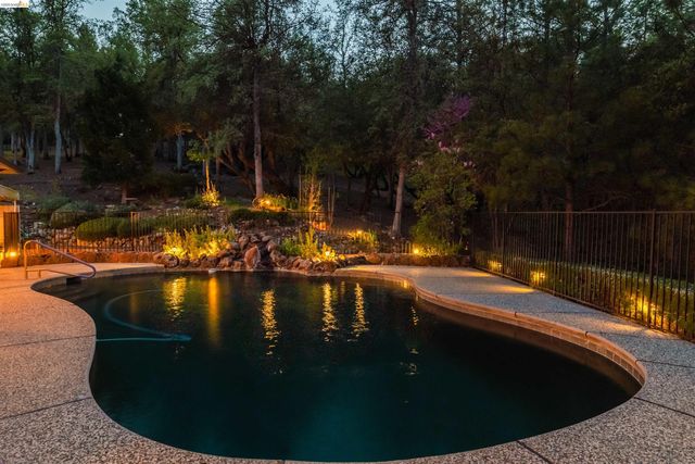 19035 Apple Valley Dr, Sonora, CA 95370