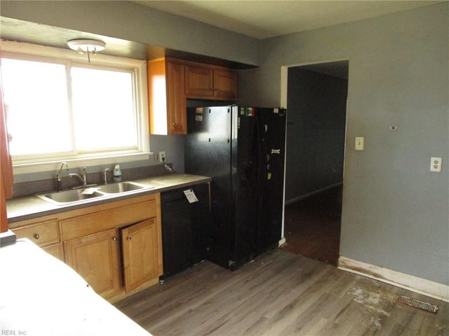 8 Lois LN, Newport News, VA 23608