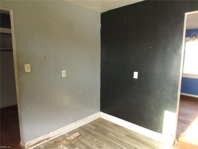 8 Lois LN, Newport News, VA 23608