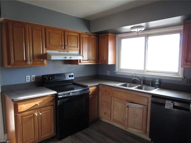 8 Lois LN, Newport News, VA 23608