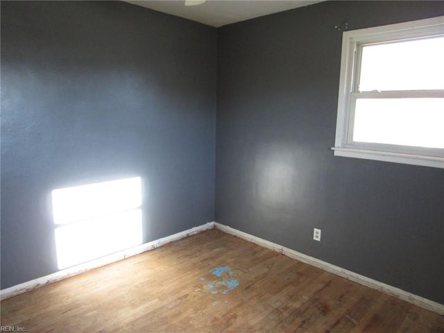 8 Lois LN, Newport News, VA 23608