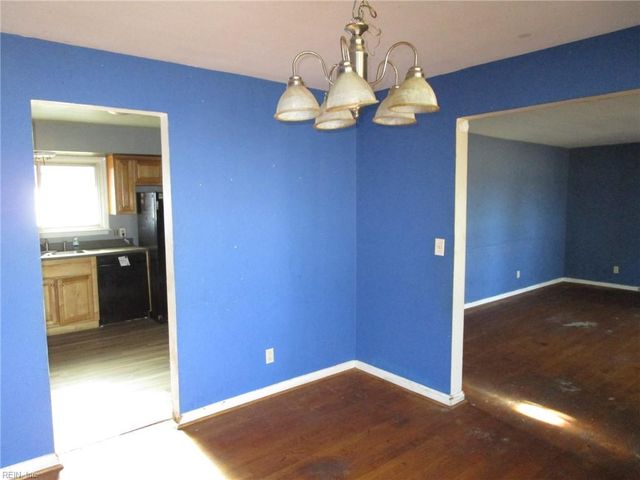 8 Lois LN, Newport News, VA 23608