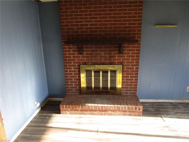 8 Lois LN, Newport News, VA 23608