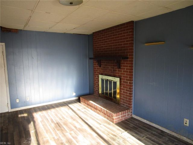 8 Lois LN, Newport News, VA 23608