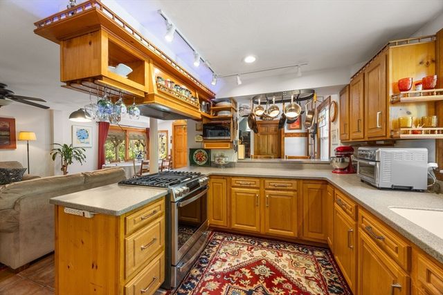 12 Madison Dr, Sandwich, MA 02537