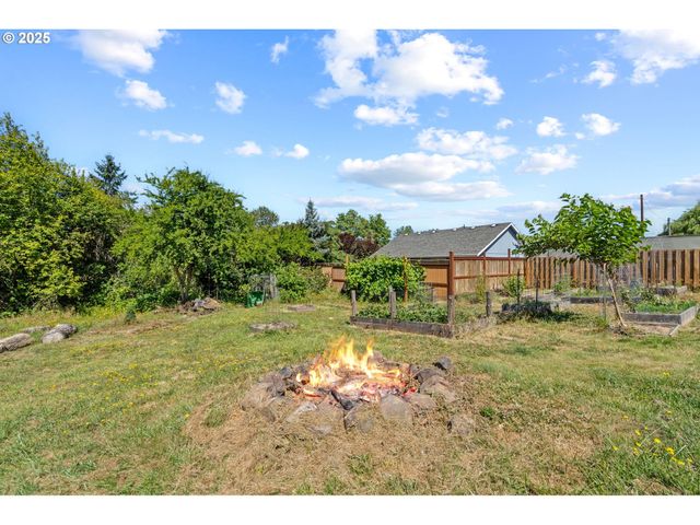 440 N YAMHILL St, Carlton, OR 97111