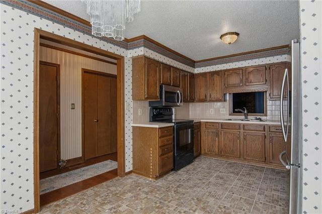 213 Ridgehaven Drive, Winston-salem, NC 27104