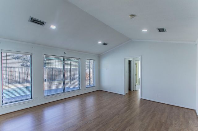 100 Spring Oak Street, Lacy Lakeview, TX 76705