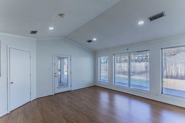 100 Spring Oak Street, Lacy Lakeview, TX 76705