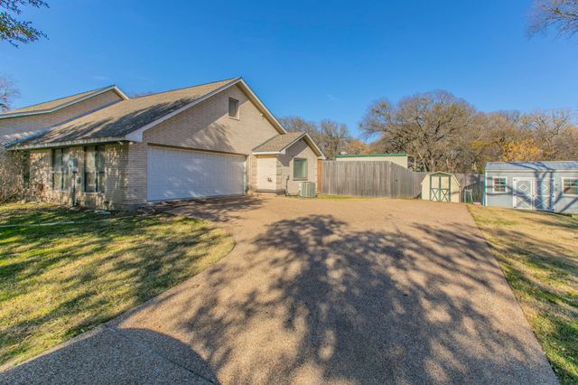 100 Spring Oak Street, Lacy Lakeview, TX 76705