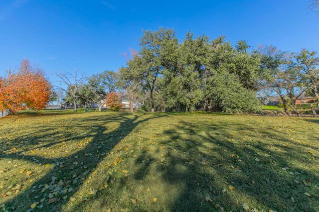 100 Spring Oak Street, Lacy Lakeview, TX 76705