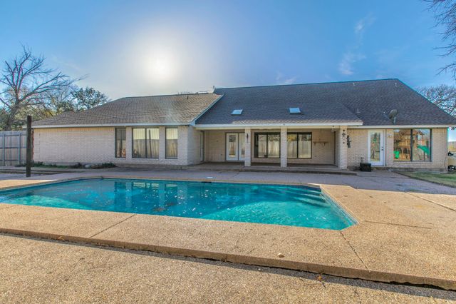 100 Spring Oak Street, Lacy Lakeview, TX 76705