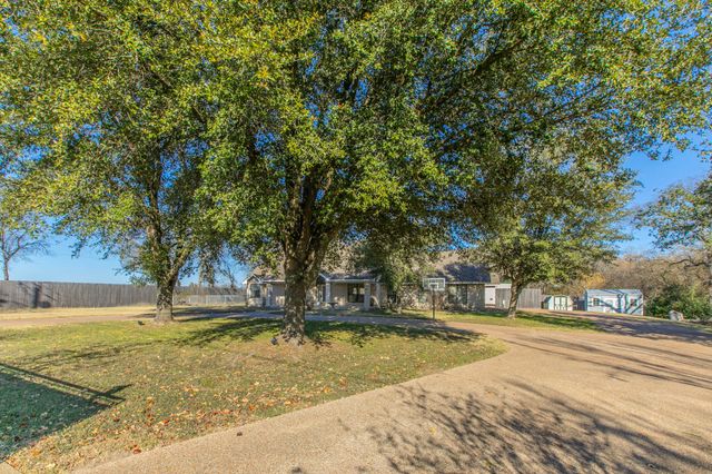 100 Spring Oak Street, Lacy Lakeview, TX 76705