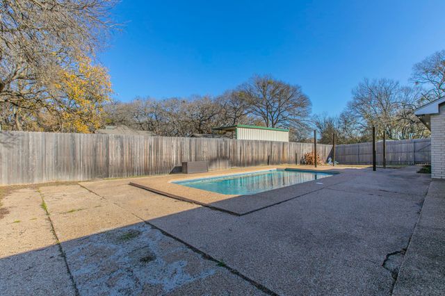 100 Spring Oak Street, Lacy Lakeview, TX 76705