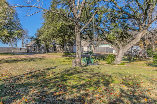 100 Spring Oak Street, Lacy Lakeview, TX 76705