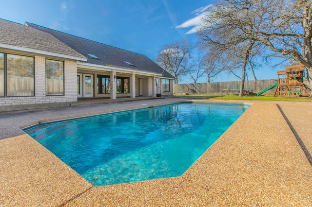 100 Spring Oak Street, Lacy Lakeview, TX 76705