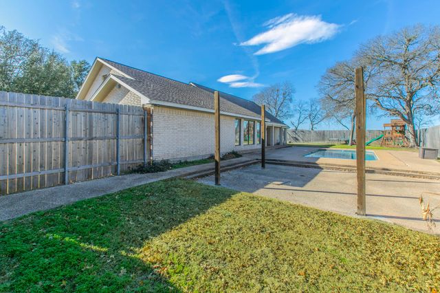 100 Spring Oak Street, Lacy Lakeview, TX 76705