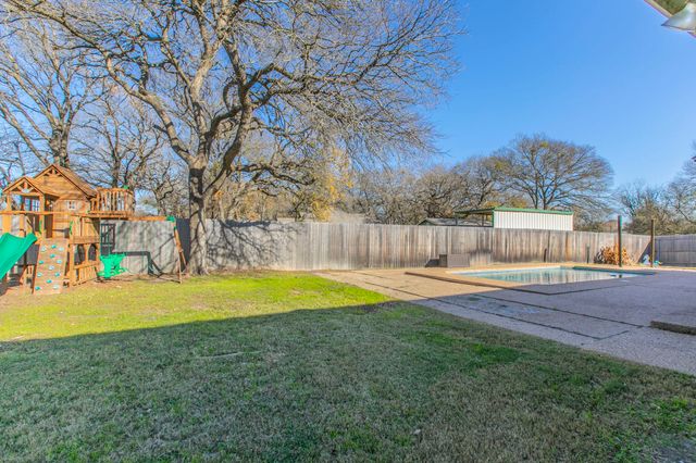 100 Spring Oak Street, Lacy Lakeview, TX 76705