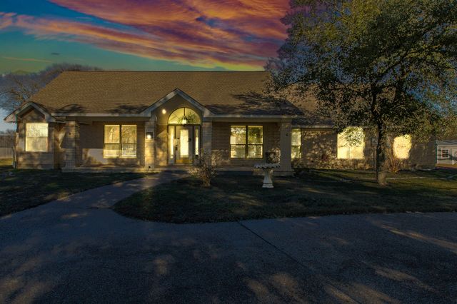 100 Spring Oak Street, Lacy Lakeview, TX 76705