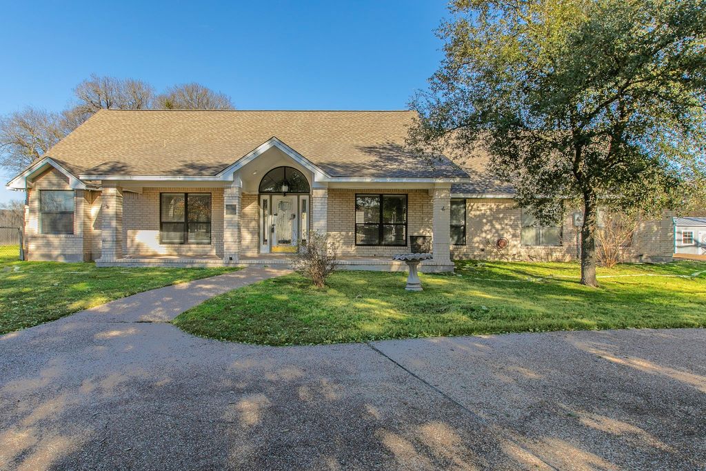 100 Spring Oak Street, Lacy Lakeview, TX 76705