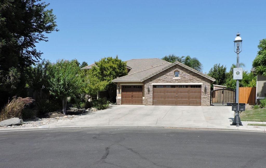 1499 N Rogers Avenue, Clovis, CA 93619