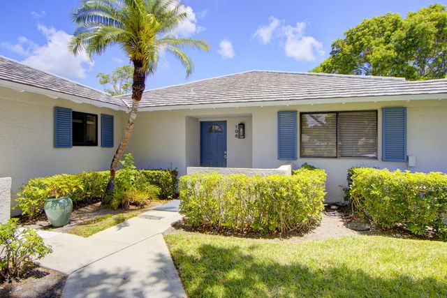 106 Club Drive, Palm Beach Gardens, FL 33418