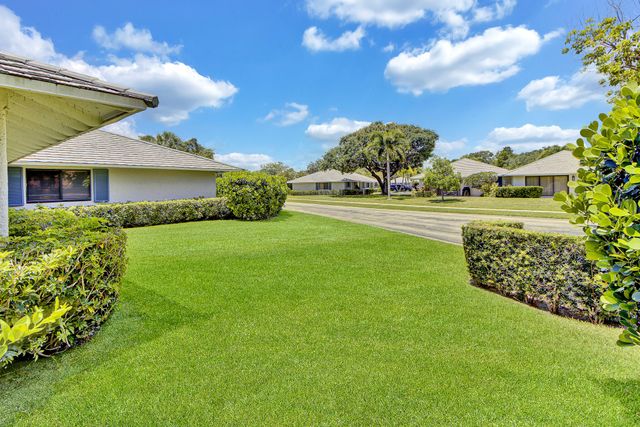 106 Club Drive, Palm Beach Gardens, FL 33418