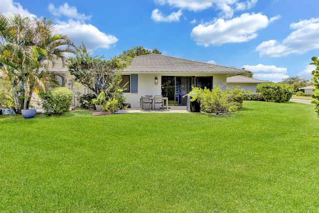 106 Club Drive, Palm Beach Gardens, FL 33418