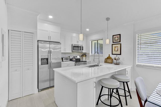 106 Club Drive, Palm Beach Gardens, FL 33418