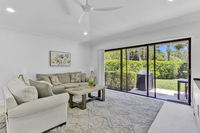 106 Club Drive, Palm Beach Gardens, FL 33418