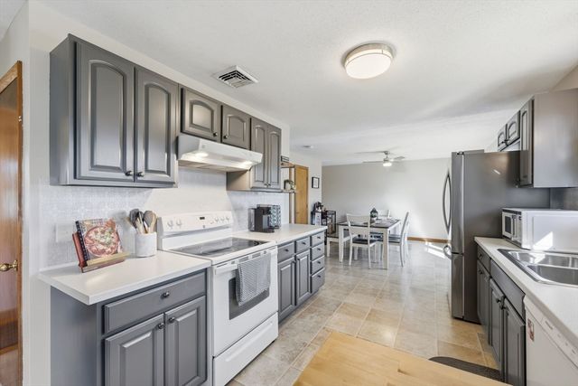 20 Connolly St, Springfield, MA 01151
