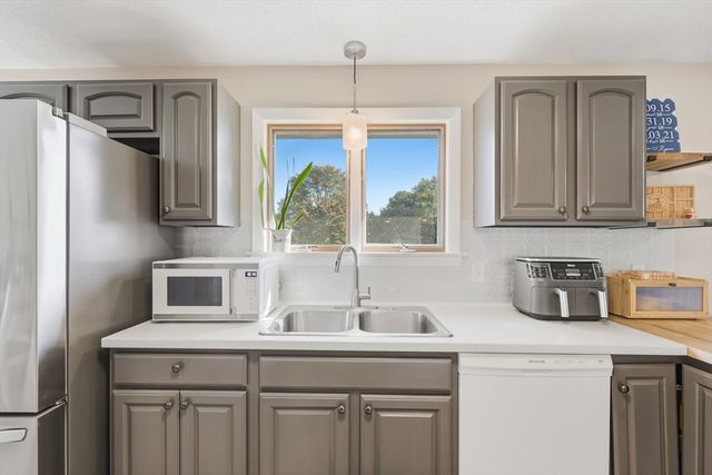 20 Connolly St, Springfield, MA 01151