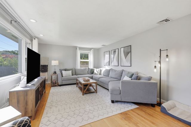 20 Connolly St, Springfield, MA 01151
