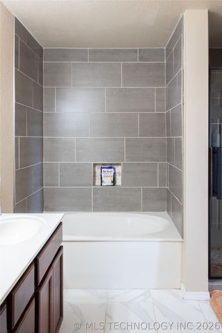 8366 E 160th Place S, Bixby, OK 74008