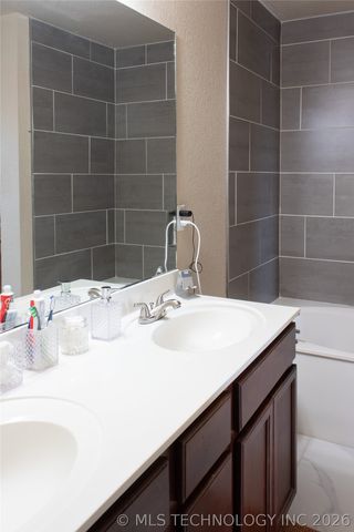 8366 E 160th Place S, Bixby, OK 74008