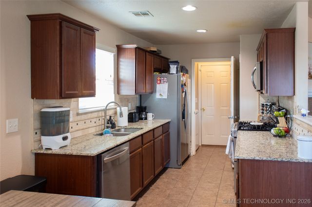 8366 E 160th Place S, Bixby, OK 74008